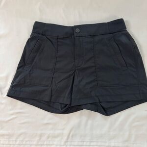 Athleta Black 4” Trekkie Cargo Shorts Women Size 4 Gym Outdoor Pockets Sporty